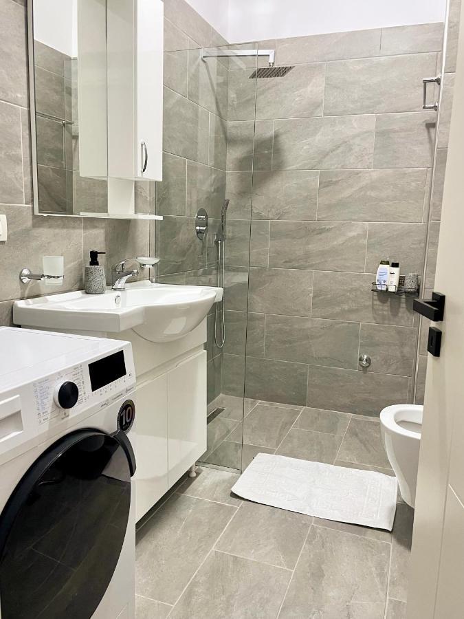 Home Inn Apartment Near City Center ติรานา ภายนอก รูปภาพ